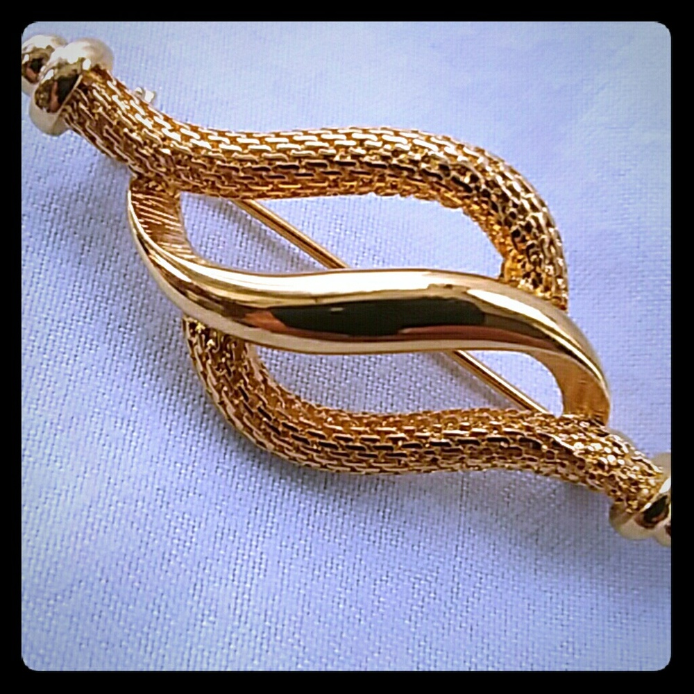 Monet brooch pin